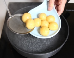 Đun sôi nồi nước, cho viên khoai lang vào, luộc chín khoảng 5-7 phút. Vớt viên khoai lang ra, để ráo.