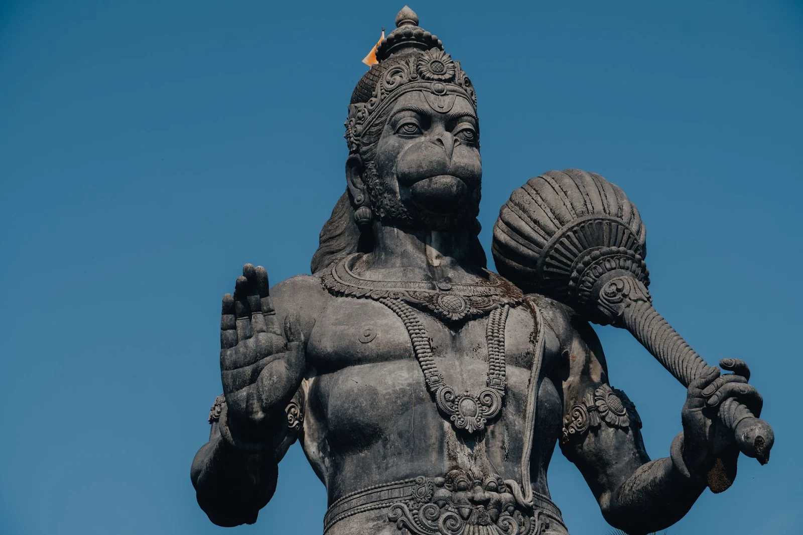 What is the height of the Hanuman statue at Hanumat Dham?