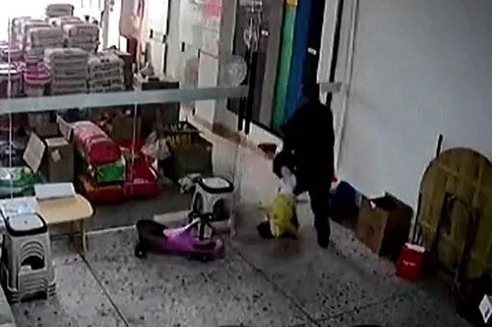 Động đất rung chuyển cửa hàng, người đàn ông hoảng hốt kéo lê cậu bé tháo chạy - Tạp chí Doanh Nghiệp Việt Nam