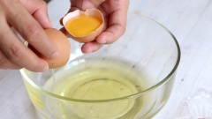 Trứng gà tách riêng lòng trắng và lòng đỏ.