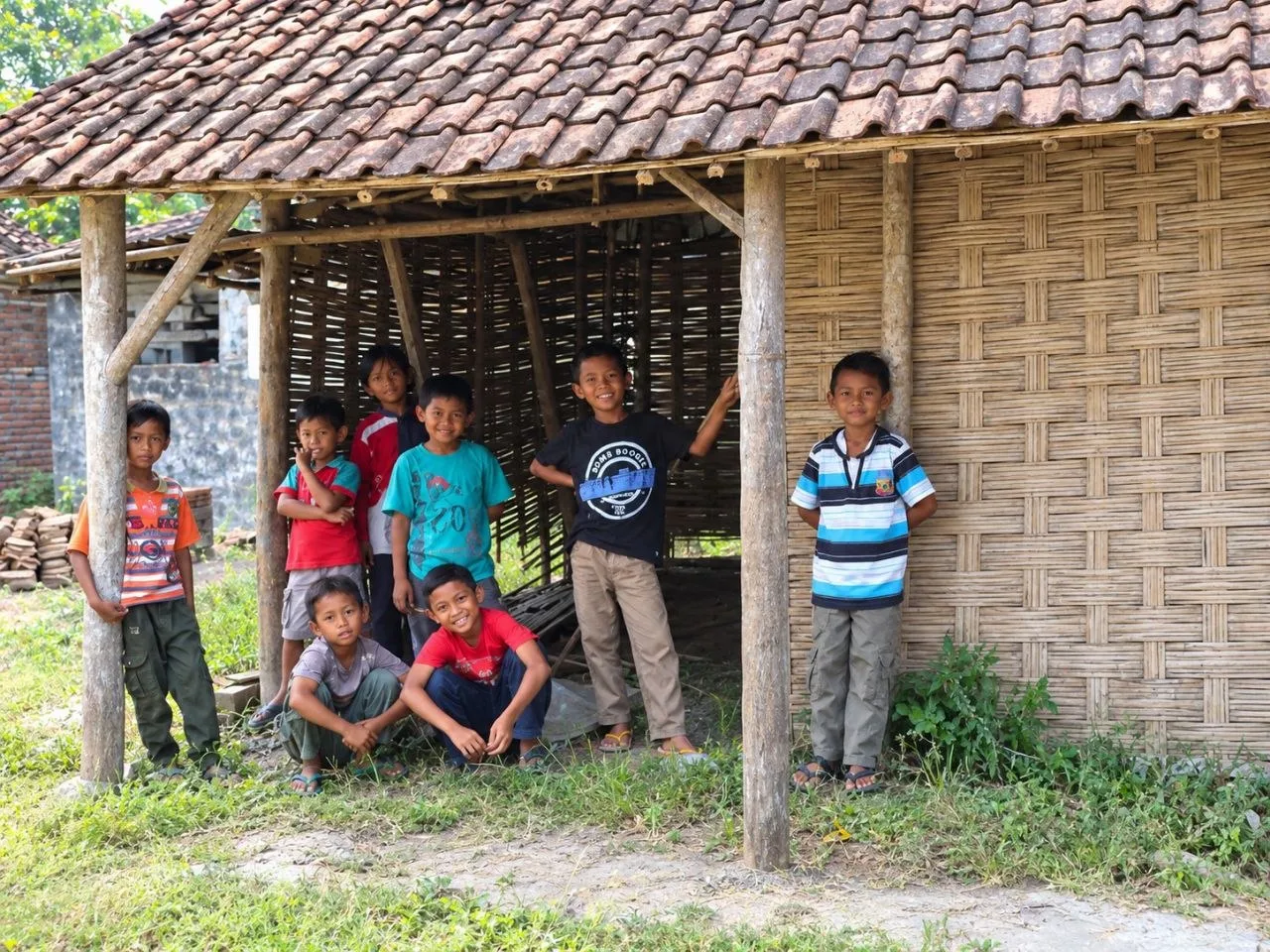 Literasi Sederhana di Bawah Gubuk Tua