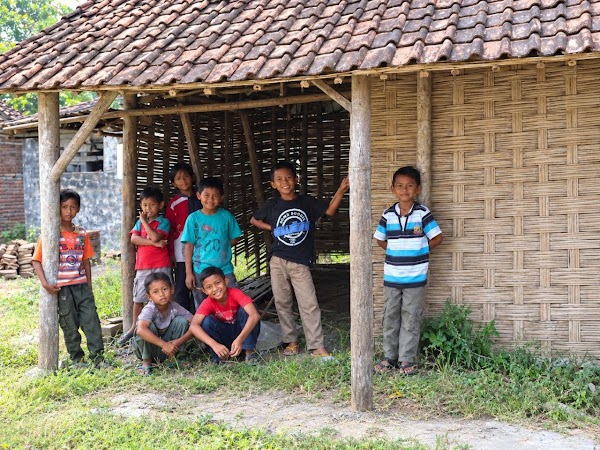 Literasi Sederhana di Bawah Gubuk Tua