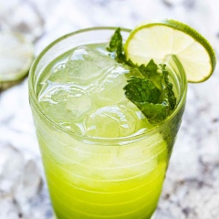 Khi uống, bạn cho nước cốt chanh và nước soda vào. Thêm đá nếu thích dùng lạnh hoặc bạn cũng có thể cho vào ngăn mát tủ lạnh trước khi uống. Trang trí tùy thích cho ly nước được xinh xắn nhé.