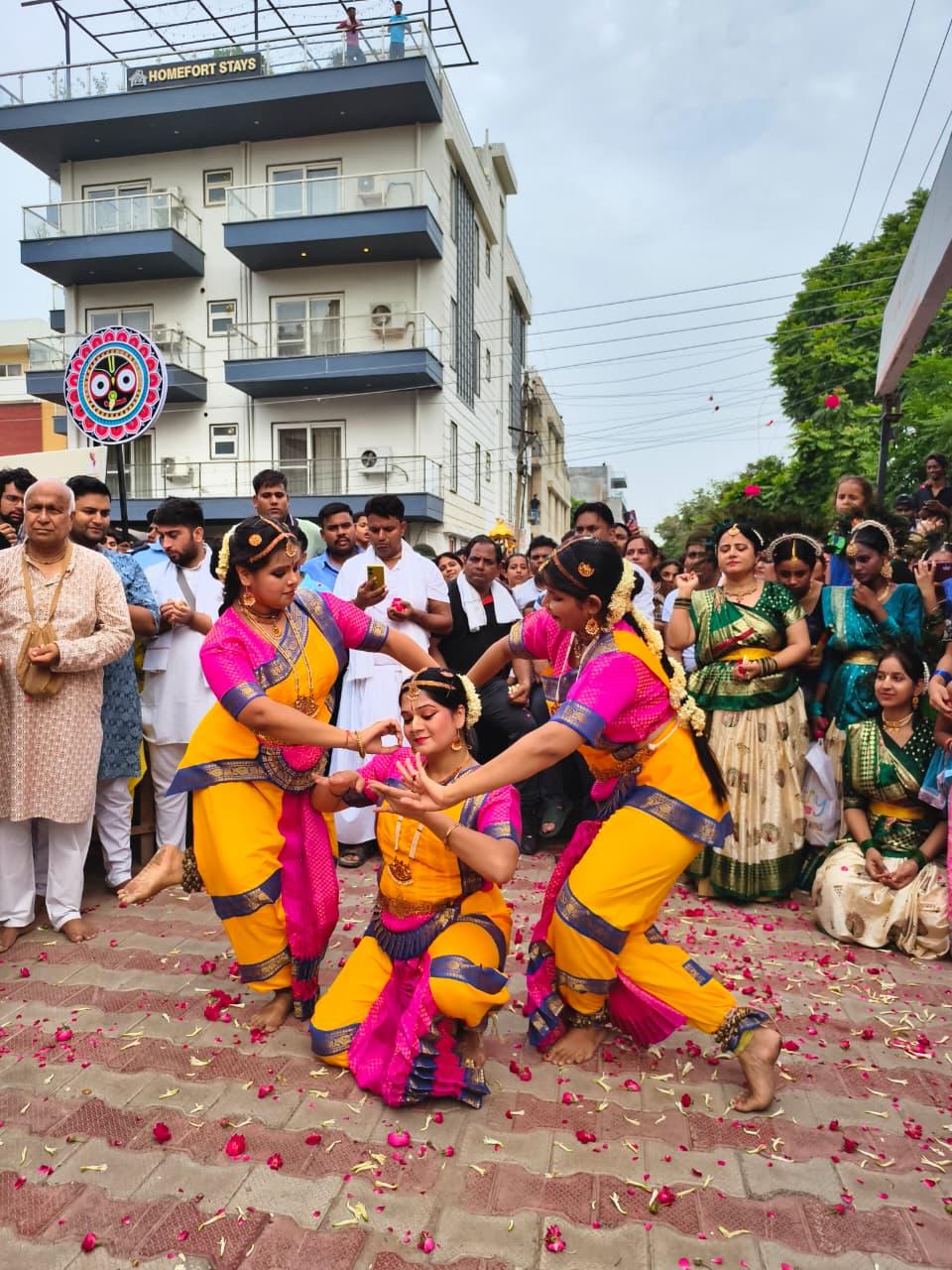 Devotees performing Bharatnatyam dance for pleasure of Lord Jagganth at Sec-45 Rath Yatra