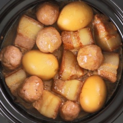 khi thịt gần chín cho 3 quả trứng vịt luộc chín và chả phô mai vào kho cùng đến khi nước thịt keo lại hơi sệt, ánh màu vàng đẹp mắt thì tắt bếp.