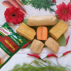 Đậu hủ chiên vàng rồi cắt lát nhỏ. Chả chay chiên sơ rồi cắt lát nhỏ. Sườn non chay ngâm nở rồi rửa sạch vắt khô nước cho vào chảo chiên giòn rồi vớt ra cắt nhỏ. Nấm đông cô ngâm nở rồi rửa sạch để ráo và cắt đôi. Nấm rơm cắt gốc rồi rửa sạch để ráo.