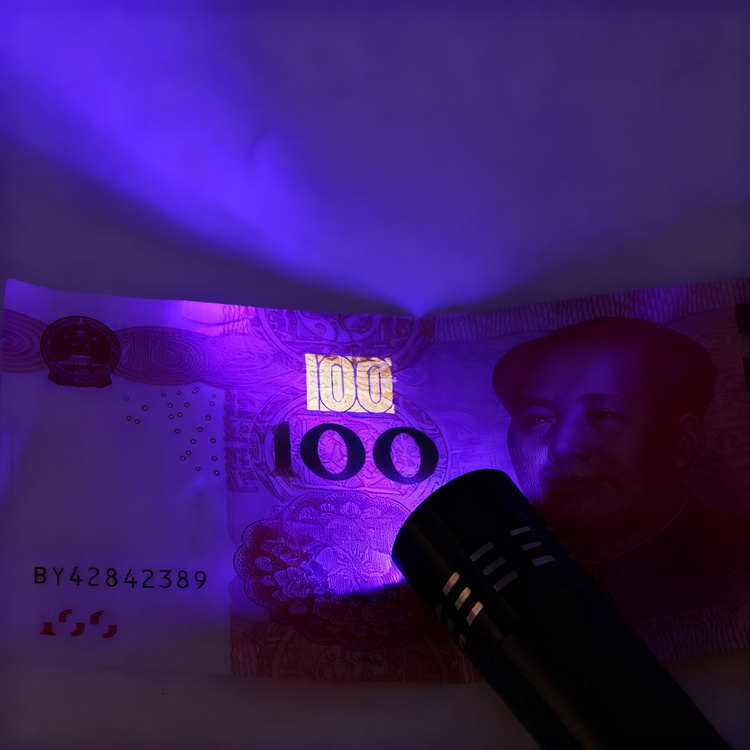 UV flashlight with aluminum casing