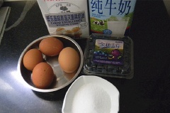 Đầu tiên, trộn đều 150g việt quất với 40g đường, cho vào nồi, đặt lên bếp vừa đun vừa dùng muỗng dầm cho việt quất nhừ. Đun nhỏ lửa cho việt quất sệt lại thành mứt thì tắt bếp để nguội.