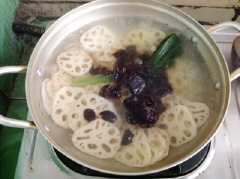 Khi nước sôi, cho long nhãn khô vào nấu chung.