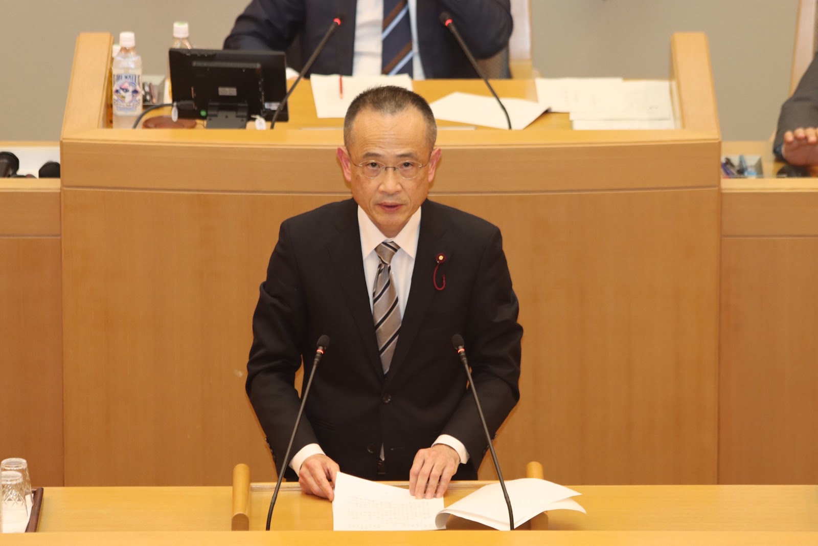 神戸市会の議場で質問する堂下豊史