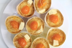 Bày bánh bông lan trứng muối hấp, rắc thêm chà bông, phô mai con bò cười lên các bánh là có thể dùng. Món bánh bông lan trứng muối thơm ngon, mềm xốp, so với cách nướng bánh bông lan, thì cách hấp bánh bông lan có độ mềm hơn, rất hấp dẫn, còn ngại gì không thử nào!