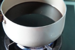 Đun nhỏ lửa đến khi thấy nếp chín và sánh lại. Trong khi đun bạn cho lá dứa vào đun cùng. Trong quá trình đun, thỉnh thoảng các bạn khuấy đều nhé.