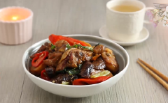 Cho món ăn ra bát và thưởng thức. Có rất nhiều biến tấu từ nguyên liệu cánh gà. Và để đổi vị cho bữa tối đầu tuần, hãy trổ tài với món đùi gà kho nấm. Chỉ với vài bước chế biến đơn giản, món thịt gà kho nấm đùi gà sẽ đem lại những giây phút thú vị cho bữa cơm tối của mỗi gia đình. Cùng vào bếp và chế biến món ăn này ngay nhé!