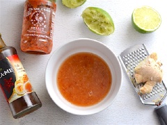 Cho nước cốt 2 quả chanh, nước mắm, gừng nạo và nước sốt tỏi ớt. Khuấy đều để kết hợp nguyên liệu. Bạn có thể điều chỉnh lượng gia vị cho vừa ăn.