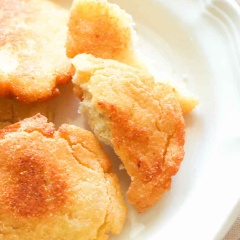 Bạn có thể làm bánh từ bột bắp dùng bánh để ăn vặt, ăn kèm các món mặn hay chấm với các loại sốt chấm đều ngon nha. Món bánh bột bắp này đơn giản và cực dễ chế biến, không tốn thời gian. Hãy thêm bánh ngon làm từ bột bắp này vào thực đơn gia đình nhé!
