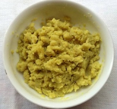 Khoai luộc chín, lột vỏ. Cho vào tô khoai 1 muỗng canh đường rồi tán nhuyễn.