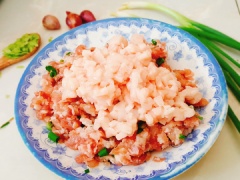 Hành lá rửa sạch, thái nhuyễn. Cho thịt heo xay ra dĩa, cho hành lá, ½ muỗng cà phê muối, 2 muỗng canh nước mắm, 1 muỗng cà phê hạt nêm, 1 muỗng cà phê bột ngọt, 1/4 muỗng cà phê đường, 1 muỗng cà phê tiêu vào thịt. Trộn đều cho thịt thấm gia vị. Mỡ heo rửa sạch, sau đó thái hạt lượu nhỏ. Rồi cho vào thịt heo vừa ướp rồi trộn thật đều. Mỡ heo sẽ giúp tăng độ béo và giúp miếng chả không bị khô. Cốm lựa bỏ hạt sâu, hạt lép. Sau đó mang cốm đi rửa sạch rồi vớt ra rổ để ráo.