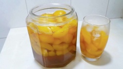 Vắt nước cốt chanh vào nồi nước đường để có vị thanh. Chờ nước nguội hẳn bạn cho đào vào lọ và đổ nước đường vào. Như vậy đã hoàn thành.