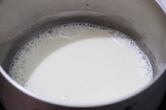 Cho nước cốt dừa, sữa tươi không đường, sữa đặc vào nồi, khuấy đều cho tan hết. Nếu bạn muốn ngọt hơn thì cho thêm đường nhé. Đun hỗn hợp sôi thì tắt bếp.