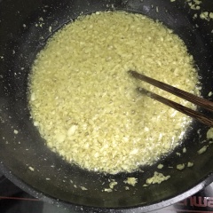 Tỏi lột bỏ phần vỏ, rửa sạch rồi bạn thái nhỏ hoặc băm nhuyễn. Dùng một cái chảo sâu lòng, đặt lên bếp và làm nóng chảo với lửa to. Sau khi chảo đã nóng, bạn cho dầu ăn thực vật vào, đợi khi dầu đã nóng già thì tiếp tục hạ lửa nhỏ và cho sa tế, tỏi vào phi thơm. Khi tỏi đã vàng thì đảo đều lên và tiếp tục cho vào một muỗng cà phê đường cát và hạt nêm vào. Đảo đều lần nữa rồi tắt bếp.