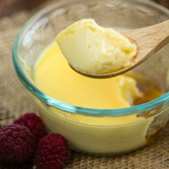 Khi ăn chỉ cần lấy bánh pudding custard ra, rưới caramel lên trên và thưởng thức. Những chiếc bánh pudding mềm mịn, ngọt dịu thơm lừng hương trứng và sữa, phủ đều một lớp caramel mỏng trông khá bắt mắt. Món bánh pudding custard thích hợp dùng làm món ăn chơi hoặc tráng miệng sau mỗi bữa ăn sẽ giúp vị ngon của bữa cơm thêm hoàn mỹ.