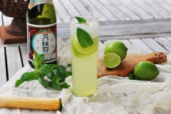 Lọc lấy nước cho ra ly, thêm 30ml soda, đá viên. Trang trí thêm vài lát chanh và lá bạc hà rồi thưởng thức.