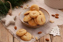 Cho bánh vào hũ thủy tinh để bảo quản và thưởng thức nha. Tạo hình bánh tuy đơn giản nhưng vẫn làm nổi bật lên hình dáng kèm theo hương vị không thể ngon hơn khi thưởng thức.