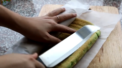 Gọt bớt phần mép bánh để dễ cuộn, bánh nguội thì mở ra, trét kem tươi vị dừa vào giữa, chừa 10cm ở cuối. Cho bánh vào tủ lạnh vài giờ cho săn chắc lại. Cắt khoanh ra thưởng thức, mùi thơm của lá dứa hòa quyện vị dừa,thơm và béo, ngon tuyệt vời.