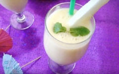 Đổ sinh tố ra ly, trang trí thêm lá bạc hà nếu thích và thưởng thức nhé!