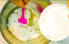 Lúc này bắt đầu vừa cho bừa trộn 500gr bột mì vào nha. Trộn được một lúc các bạn áo bột và nhồi bằng tay khoảng 20-25 phút. dùng tay ấn mạnh vào bột nếu bột nổi lên liền là ok. Ủ bột ở nhiệt độ phòng từ 30-45 phút sau đó tiến hành chia bột và tạo bánh