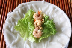 Sau đó cắt sợi trứng, cà rốt và rửa sạch xà lách. Đặt 1 lá xà lách lên bánh tráng, thêm tôm, trứng và cà rốt vào rồi cuộn lại. Bạn nhớ cuốn chặt tay kẻo bị đổ nha.