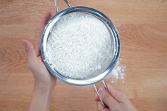 Rây mịn hỗn hợp bột gồm 380gr bột mì ra một mặt phẳng sạch. Dùng tay vun hỗn hợp bột thành hình quả núi. Dùng tay tạo thành 3 hỗ lõm trên bề mặt khối bột. 1 hố lõm cho vào 5gr muối, 1 hố lõm cho vào 60gr đường trắng và 1 hố lõm còn lại cho vào 5gr men nở khô. Dùng tay trộn đều hỗn hợp trên lại cho các nguyên liệu tan đều vào nhau. Tiếp tục tạo thành hình núi với 1 hố lõm ở chóp.