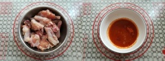 Cánh gà chặt miếng vừa ăn. Hòa tan bột gia vị ướp gà nướng với 55g nước.