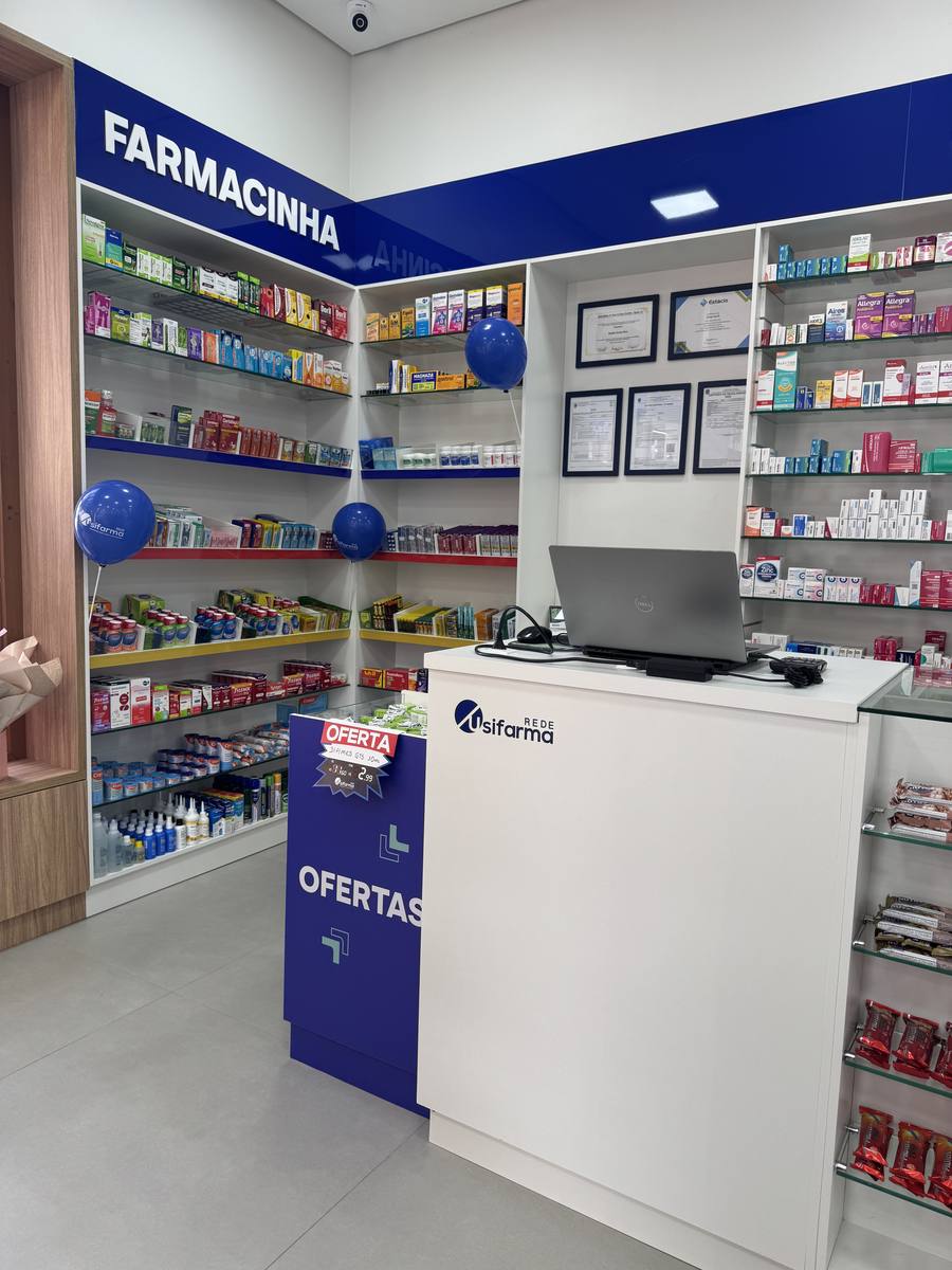 Interior da Farmácia Rede Usifarma Treze Tílias