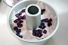 Bật lò nướng trước 10 phút ở 170 độ C. Đổ 1 lớp bột vào khuôn chiffon rồi cho 1 lớp khoai tím vào, thêm 1 lớp bột lên rồi khoai tím, làm như vậy đến khi đầy khuôn thì ngưng. Đem nướng bánh khoảng 35 phút là bánh chín. Lấy bánh ra khỏi lò, úp ngược bánh xuống và đợi nguội để lấy bánh dễ hơn.
