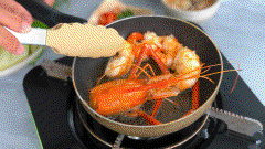 Phần tỏi các bạn băm nhỏ rồi đem phi vàng, cuối cùng gạn lấy xác tỏi hòa vào trong nồi nước dùng là hoàn thành phần nước lẩu nhé. Tôm đến bây giờ cũng đã nguội các bạn bóc sạch vỏ phần thân và cho phần đầu sau 1 bên. Mình thích ăn càng tôm nên để lại hết để ăn.Chiên sơ tôm để tôm săn và cam lên đẹp mắt