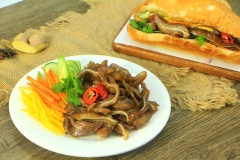 Phá lấu tai heo có thể ăn với cơm hoặc làm nhân bánh mì ăn rất ngon. Cách làm phá lẫu lưỡi heo có vị giòn sần sật của tai heo thấm đều sốt, ăn cùng các loại dưa chua chua, ngọt ngọt sẽ ngon hơn. Món phá lấu tai heo nên dùng nóng sẽ ngon nhất vì nếu đễ nguội hoặc lạnh thì mỡ heo sẽ đông lại sẽ kém ngon. Mời cả nhà ngon miệng nhé.