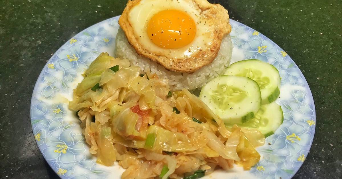 Cơm trưa cùng trứng và bắp cải xào 🍳