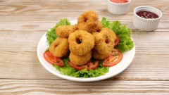 Vậy là đã hoàn thành món Chả Tôm Chiên Xù dai giòn hấp dẫn, với vị ngọt và độ dai tự nhiên từ thịt tôm cùng lớp vỏ chiên xù giòn rụm. Sẽ là một món ăn ngon cho bữa cơm gia đình bạn thêm phần đầm ấm.