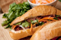 Sau đó, cho chả cá, cà rốt, củ cải trắng, ngò rí vào là có ngay món ăn sáng tuyệt vời. Vị ngon của chả cá chiên kết hợp với ổ bánh mì nóng giòn tạo nên một hương vị thật độc đáo mà không loại bánh mì nào có thể sánh được.