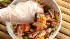 Cách làm tai heo sốt Thái: Trộn tai heo, đu đủ hành ngâm chua ngọt, 50gr tắc, 50gr ớt xanh và nước sốt vào thật đều là có thể thưởng thức.