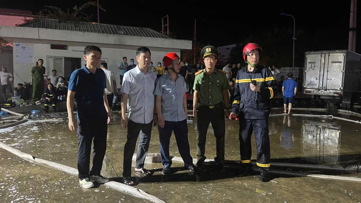 Cháy nhà kho ở KCN Tây Bắc Ga: Dồn lực dập tắt điểm cháy phức tạp nhất - Báo Thanh Hóa