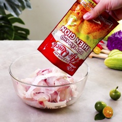 Đun nóng dầu ăn, tẩm cá qua Aji-Quick® Bột Tẩm Khô Chiên Giòn rồi chiên cá chín vàng giòn, vớt ra để ráo dầu.