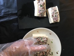 Thấm khô đậu hũ trắng để bớt nước, nếu quá nhiều nước lúc chiên sẽ bị bắn văng gây bỏng da. Thịt nạc mua về rửa sạch, chọn thịt ít mỡ để ăn cùng món này sẽ ngon hơn vì đậu hủ chiên đã dùng khá nhiều dầu. Bằm thịt thật nhuyễn, cho vào tô. Nấm mèo ngâm nở rửa sạch rồi thái thật nhuyễn để trộn chung với thịt bằm, hành lá cùng 1 ít rất ít đậu hủ để phần thịt đều vị. Nêm vào hạt nêm và tiêu cho thêm đậm đà. Đậu hũ cắt đôi và nhồi thịt vào, để 1 tiếng cho thấm.