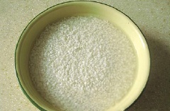 Ngâm gạo nếp trước khoảng 8 tiếng rồi để ráo nước.