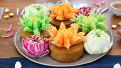 Cắt bánh pudding thành những bánh tròn, đặt bánh hoa sen lên trên là hoàn tất. Đây là cách kết hợp cực kì mới lạ, tưởng chừng 2 loại không liên quan gì với nhau nhưng khi kết hợp lại thì vô cùng phù hợp. Những bông hoa sen nở tung cánh phía trên, bên dưới là pudding như những chiếc đài sen. Pudding Ấn Độ mềm ngọt, tan ngay trong miệng khi vừa nếm thử, bánh hoa sen nhân đậu xanh béo béo, với những cánh hoa giòn tan. Món tráng miệng mới lạ như vậy rất đáng để thử đúng không?