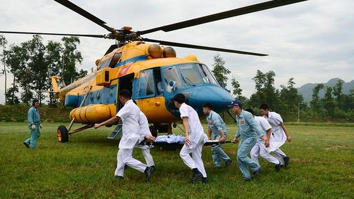 Không quân 916 diễn tập đưa nạn nhân rời nóc nhà cao tầng bằng trực thăng - Báo Sức Khỏe &amp; Đời Sống