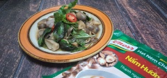 Cho nấm rơm xào lá é ra dĩa, thêm 1 chén cơm nóng nữa là tuyệt cú mèo. Đừng nghĩ món chay là không ngon miệng nhé. Chúc các bạn thành công theo công thức của mình