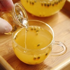 Rót ra ra ly, thêm mật ong tùy thích vào rồi thưởng thức.
