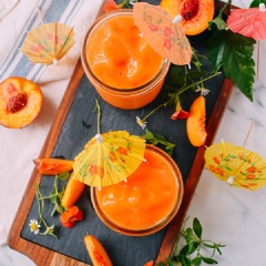 Rót thức uống ra ly và thưởng thức. Sinh tố đào rum với sự kết hợp khá lạ, ngon kèm vị hấp dẫn, tươi mát, vừa mang đến cảm giác sảng khoái vừa tốt cho sức khỏe nha. Nào chúng ta cùng tử ngay cách làm sinh tố này nào.